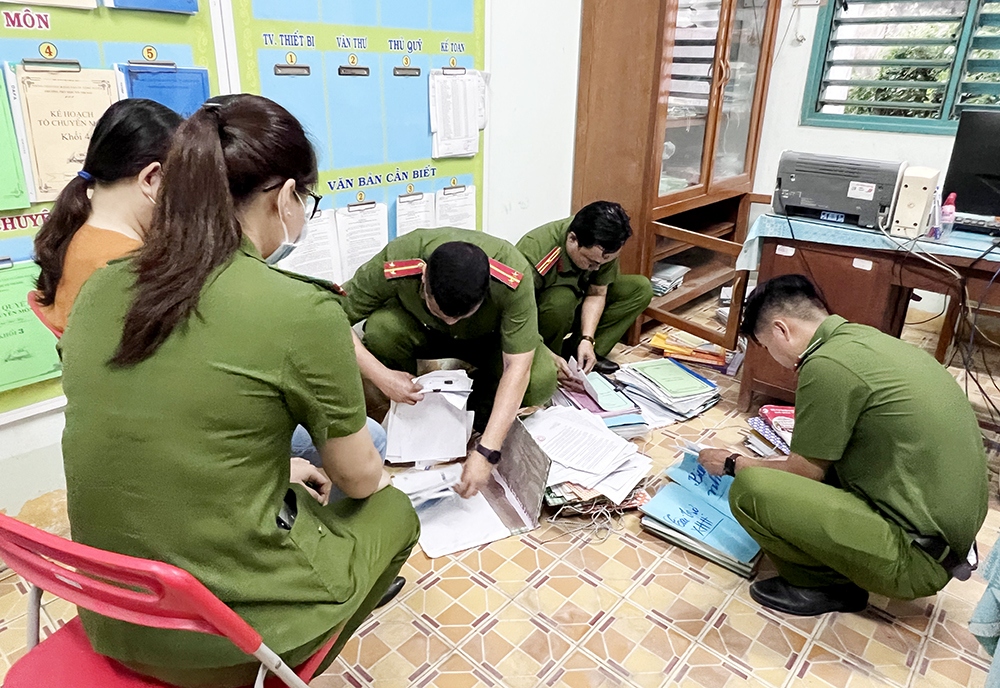 Bắt tạm giam nguyên hiệu trưởng và nguyên kế toán một trường tiểu học ở An Giang